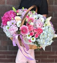 Цветочная композиция из Розы, Хризантемы, Пионы и Лизиантусы в корзине в Радченко