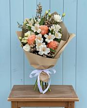 Букет цветов из:  Альстромерии, Лизиантусы, Розы и Хризантемы в Радченко