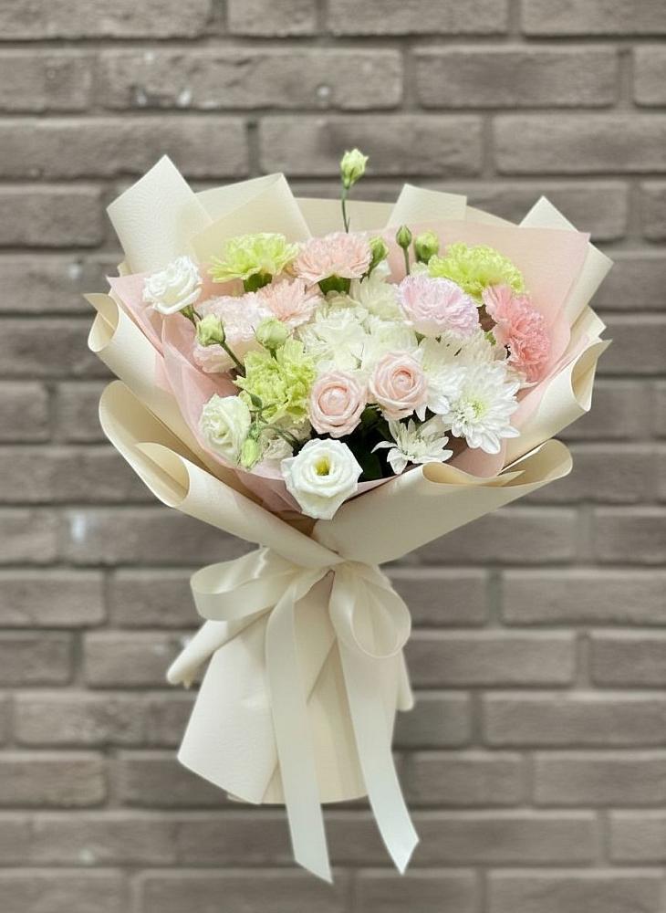 Букет цветов из: Гвоздики, Розы, Лизиантусы и Хризантемы в Радченко