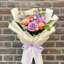 Букет цветов из:  Лизиантусы и Розы в Радченко