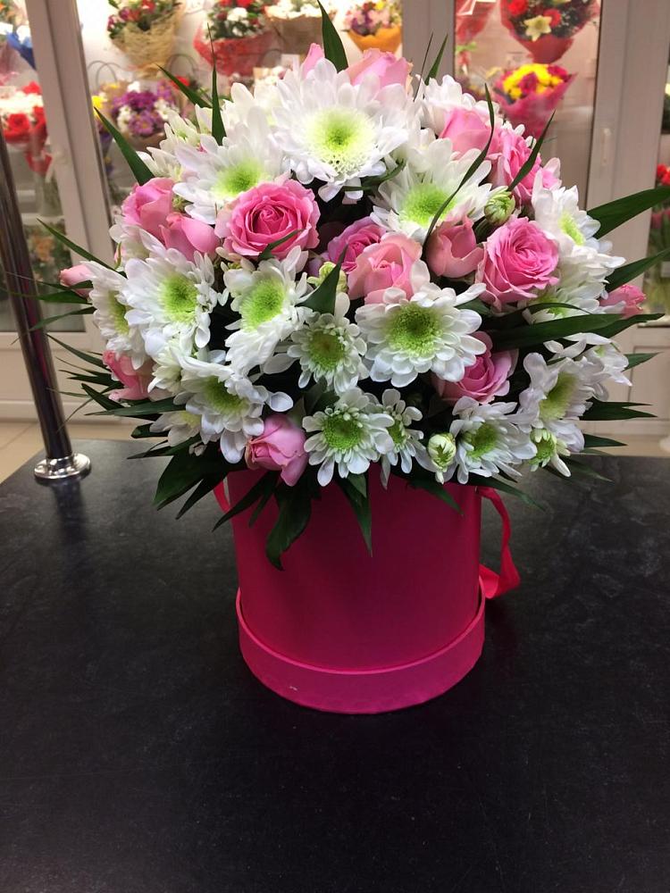 Цветочная композиция из Розы и Хризантемы в шляпной коробке в Радченко