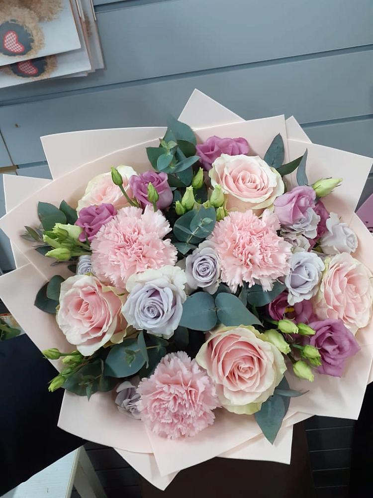 Букет цветов из: Розы, Гвоздики и Лизиантусы в Радченко