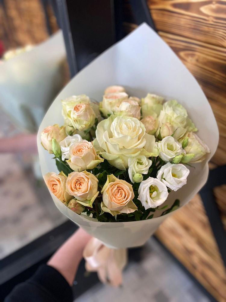 Букет цветов из: Розы и Лизиантусы в Радченко